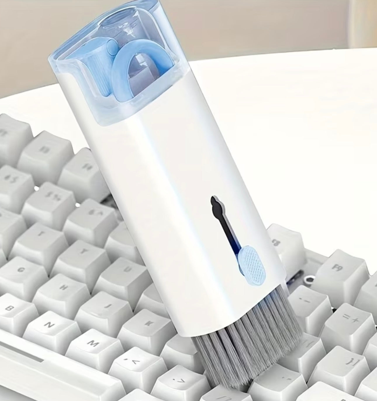 Kit Digital de Curățare All-in-One – Perie + Spray pentru Tastatură, Laptop, Telefon și Căști