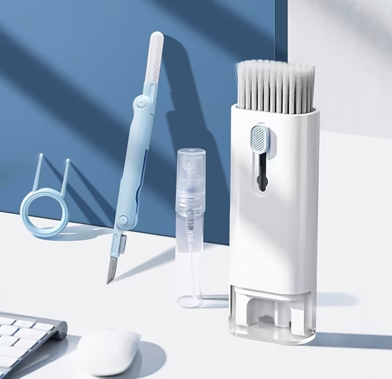 Kit Digital de Curățare All-in-One – Perie + Spray pentru Tastatură, Laptop, Telefon și Căști